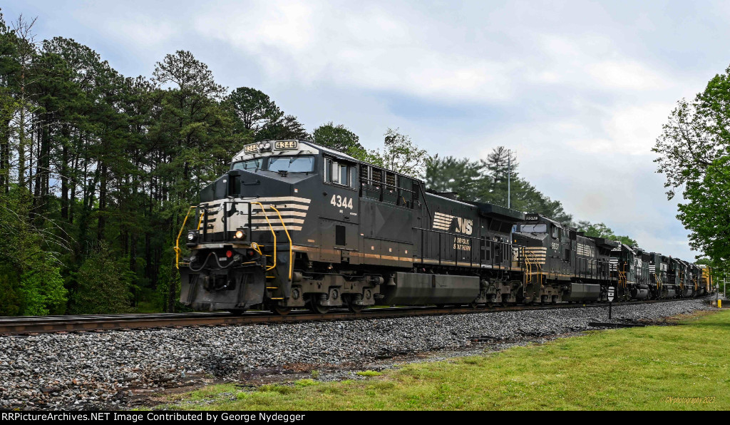 NS 4344 leads a nice consist